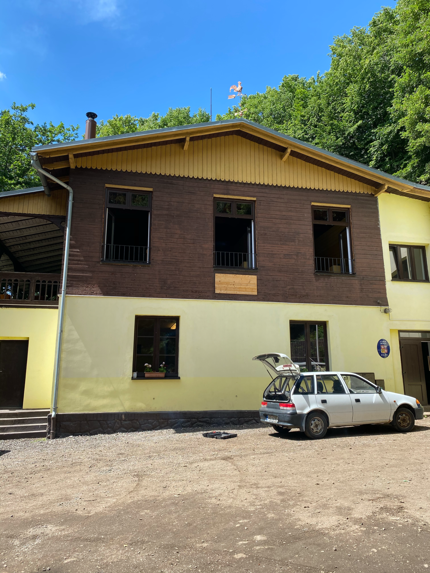 Hlavní budova, zde je i jídelna, kuchyně, toalety, sprchy, ošetřovna